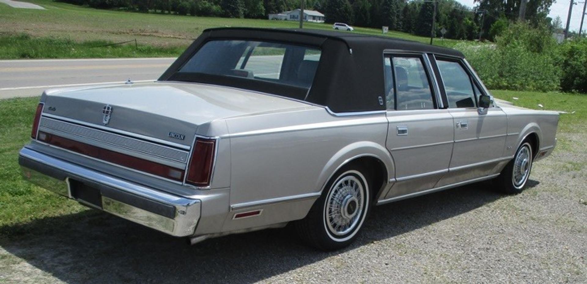 1989 Silver Frost /Titanium Lincoln Town Car (1LNBM81F5KY) with an V8 engine, Automatic transmission, located at 1725 US-68 N, Bellefontaine, OH, 43311, (937) 592-5466, 40.387783, -83.752388 - 1989 LINCOLN LUXURY TOWN CAR 5.0L V8, AUTO, Midnight Black Carriage Roof, Silver Frost -Titanium leather 6-way twin comfort recliner driver & passenger seats, AM/FM/CASS, Power Antenna, PW, PL, Power Deck Release, Tilt Steering Fingertip Speed Control, Wire Wheel Covers. - Photo#3